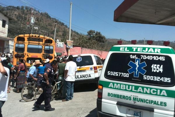 Cuerpos de socorro llegan km 49.5 de la ruta Interamericana, en El Tejar, Chimaltenango, donde un ayudante en un autobús murió a balazos. (Foto Prensa Libre: Víctor Chamalé)
