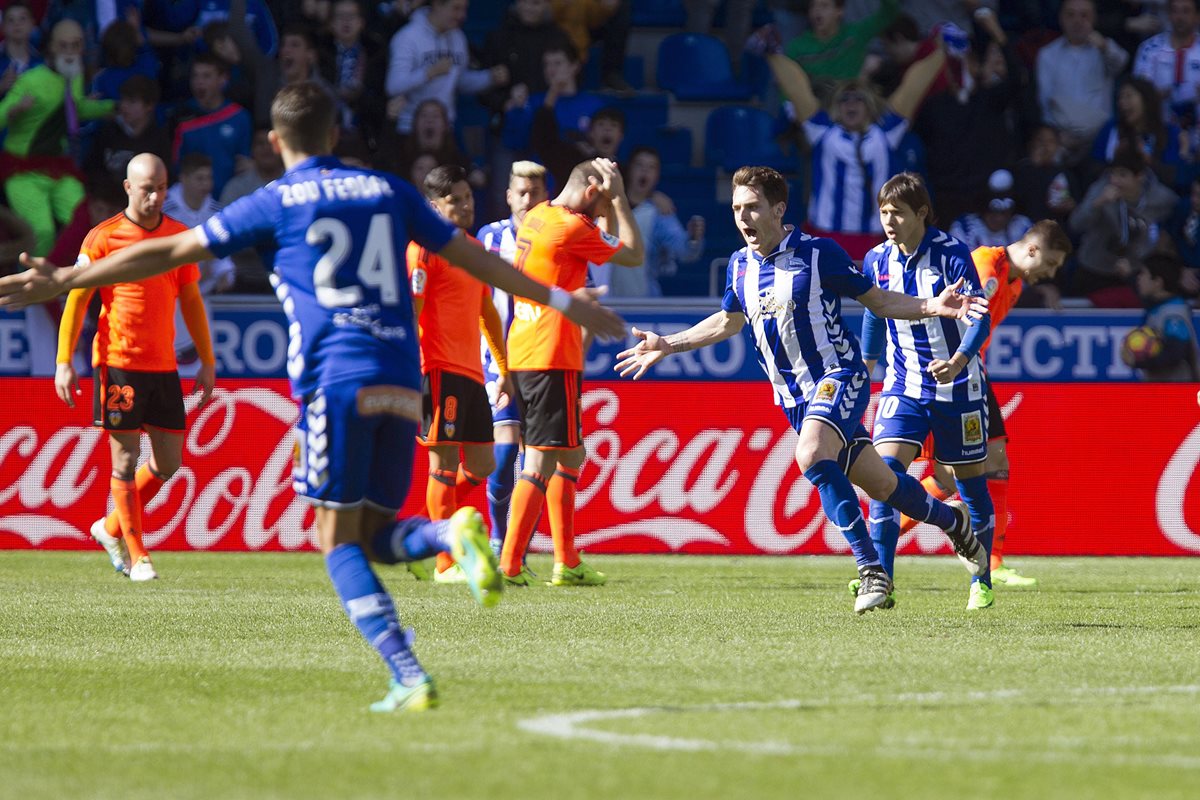 El Alavés le dio la vuelta al marcador rápidamente y dio un golpe al equipo valenciano. (Foto Prensa Libre: EFE)