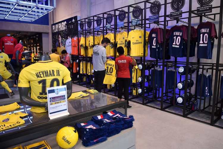 Así luce la tienda del PSG, con la camiseta de Neymar a la venta. (Foto Prensa Libre: EFE)