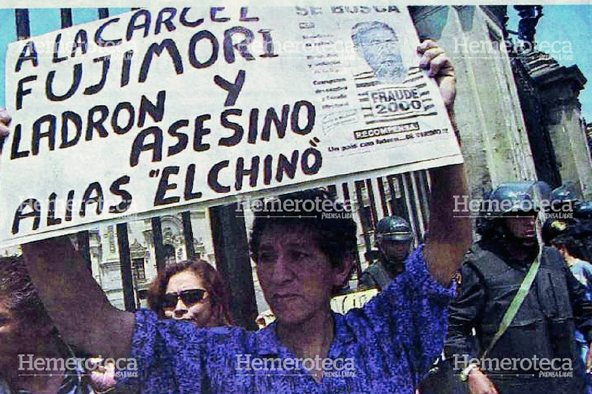 Manifestante solicita la cárcel para el expresidente peruano Alberto Fujimori en 2000. (Foto Prensa Libre: Hemeroteca)