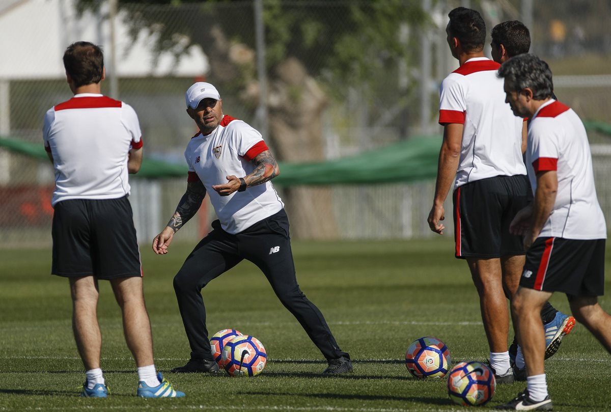 Mientras los rumores siguen, Sampaoli se entrena con los jugadores del Sevilla. (Foto Prensa Libre: EFE)