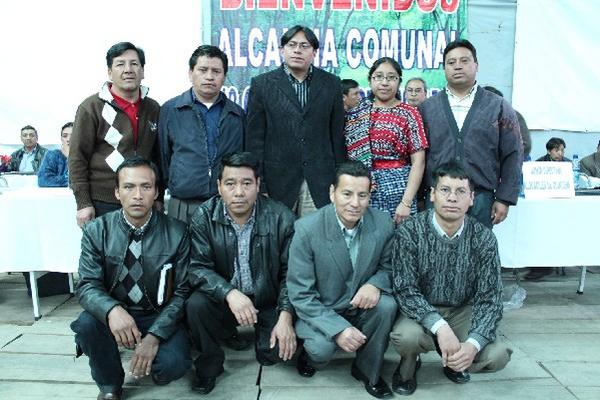 Juana del Carmen Tacam, junto a   los integrantes de la   nueva  directiva de alcaldes comunales.