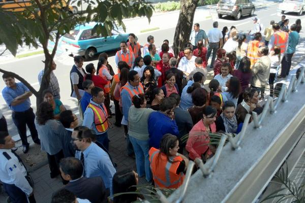 El simulacro de terremoto fue coordinado por la Conred en la capital. (Foto Prensa Libre: E. Bercian)