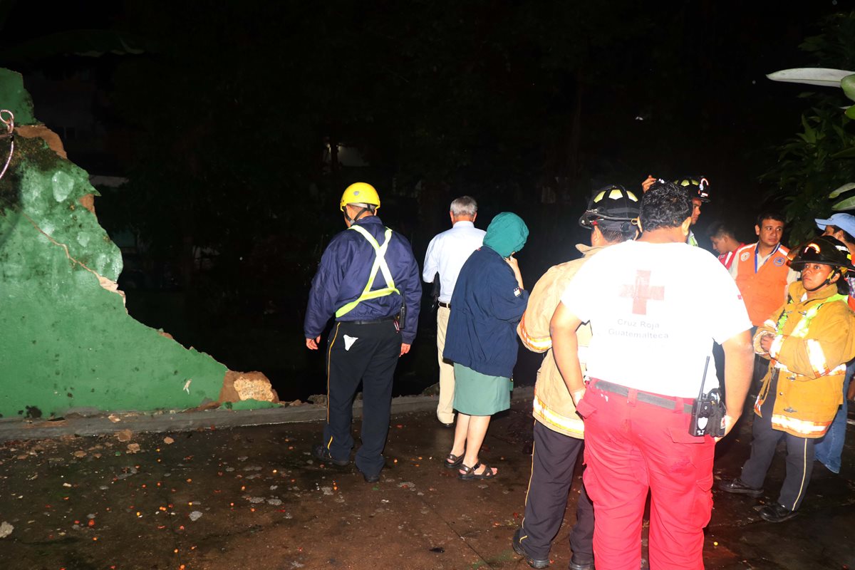 Socorristas de Cruz Roja y Bomberos Voluntarios llegaron como prevención ante la alerta por el colapso de la pared del museo. Foto Prensa Libre: Rolando Miranda.