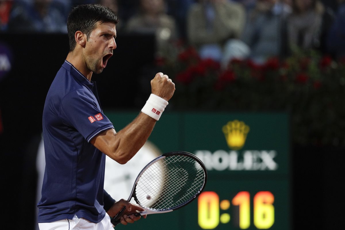 Novak Djokovic luego de ganarle a Dominic Thiem en la semifinal del Abierto de Roma. (Prensa Libre. AP)