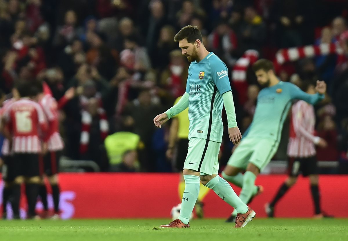 La estrella del Barcelona, el argentino Lionel Messi, no puede ocultar su frustración por la derrota que cosecharon contra el Bilbao (Foto Prensa Libre: AP)