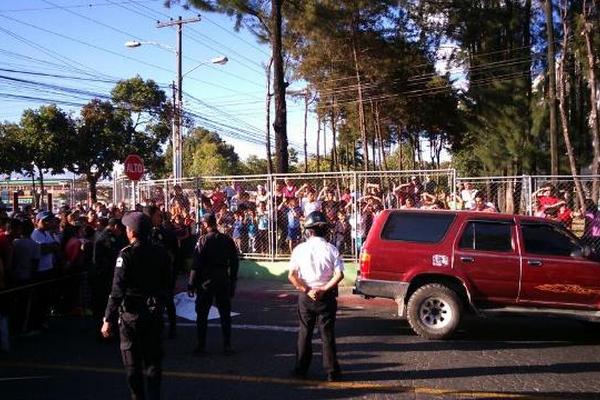 La mujer que manejaba el vehículo fue detenida por las autoridades. (Foto Prensa Libre: Tomada de @cguille1)