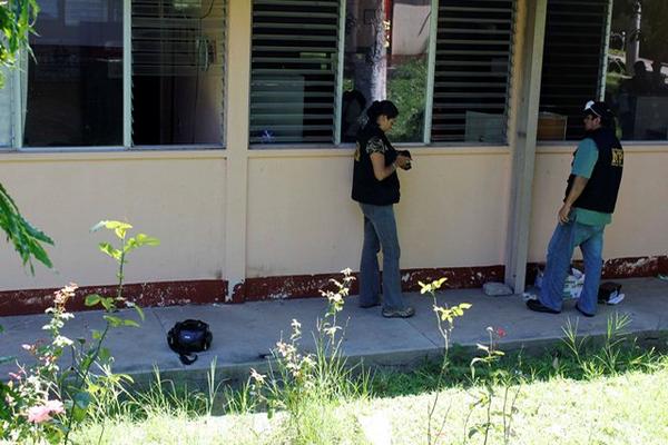 Investigadores de Salamá trabajan en el Instituto Nacional de Educación Básica Experimental, donde se reportó el robo. (Foto Prensa Libre: Carlos Grave).