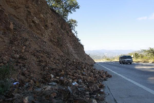 Varios derrumbes representan un riesgo para los automovilistas en la ruta CA9 norte. Foto: (Prensa Libre, Alvaro Interiano).<br _mce_bogus="1"/>