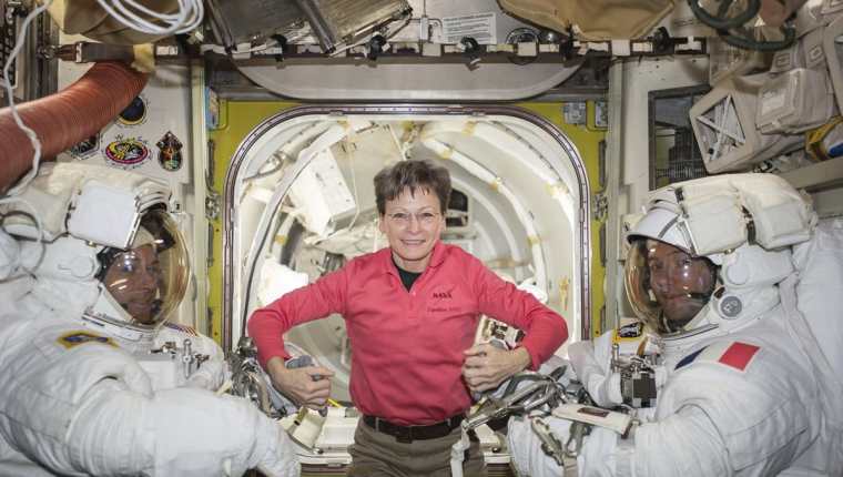 Peggy Whitson posa con personal de la Estación Espacial. (Foto Prensa Libre: EFE)