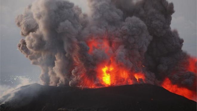 El Santiaguito es uno de los volcanes más activos de Guatemala. En la foto, una erupción de 2009. GETTY IMAGES