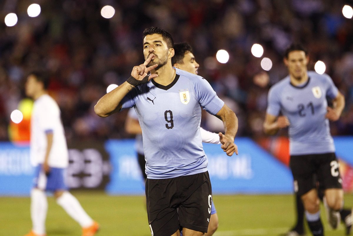Luis Suárez de Uruguay celebra el 2-0 ante Uzbekistán. (Foto Prensa Libre: EFE)