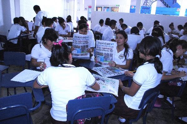 grupo de  estudiantes participa en lectura.