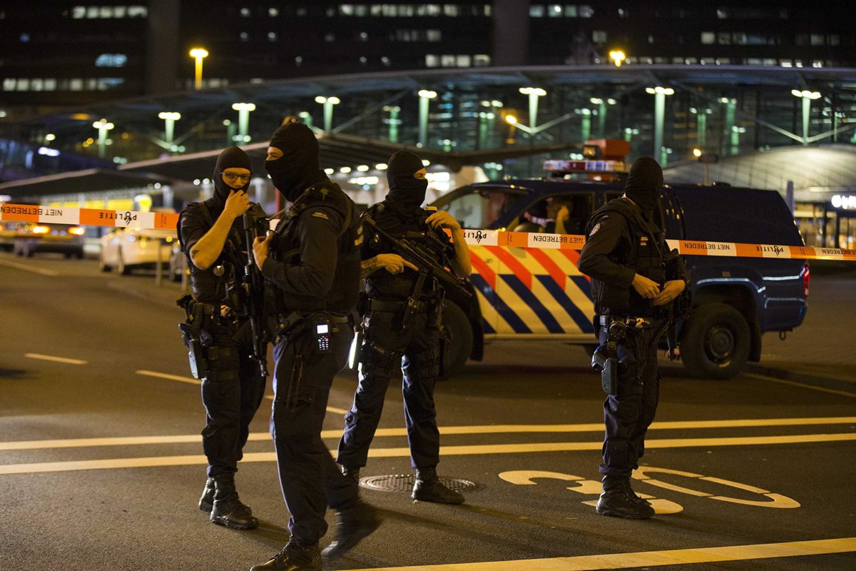 Agentes de la Policía vigilan las afueras del aeropuerto holandés de Schiphol parcialmente evacuado luego de alerta. (Foto Prensa Libre: EFE).