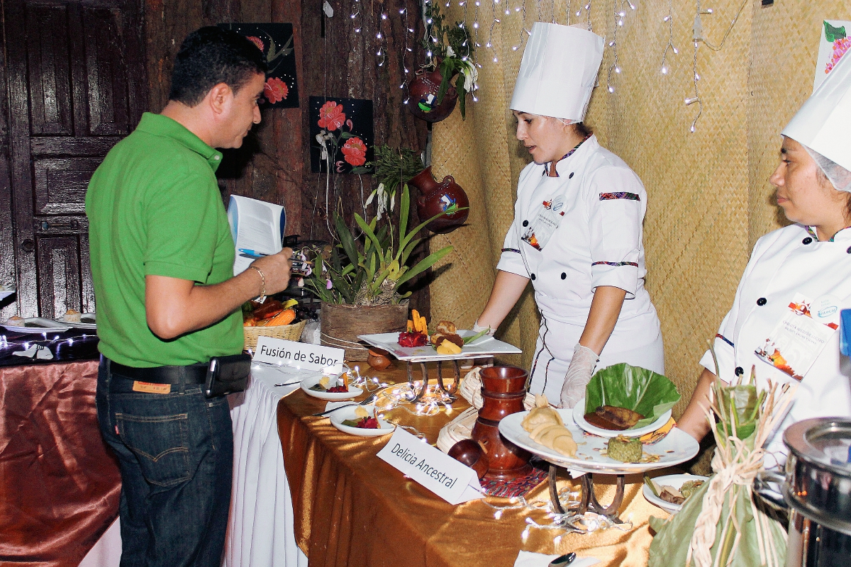 Cocineras muestran algunos de los platillos preparados en el festival gastronómico, efectuado en la cabecera de Chiquimula. (Foto Prensa Libre: Intecap)