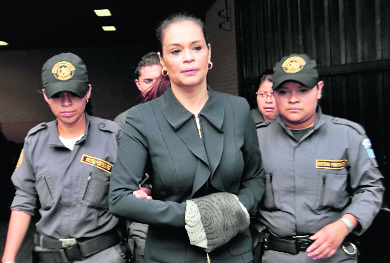 El juez Miguel Ángel Gálvez resolvió que Roxana Baldetti Elías, deberá regresar a la prisión Santa Teresa el próximo viernes. (Foto Prensa Libre: Hemeroteca PL)
