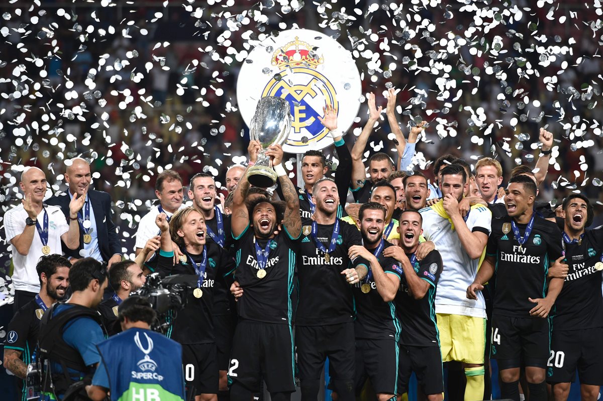 Los jugadores del Real Madrid festejan después de haber conquistado la Supercopa de Europa. (Foto Prensa Libre: AFP)