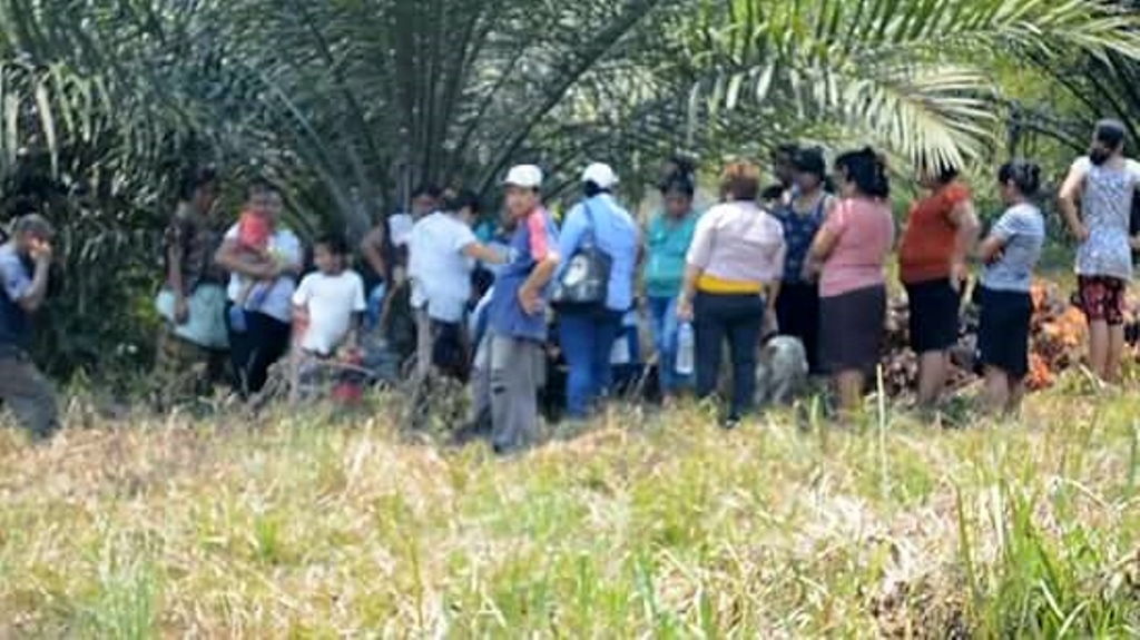 Curiosos permanecen en el lugar donde fue localizado el cadáver de Alcántara Alvarado. (Foto Prensa Libre: Óscar Figueroa).