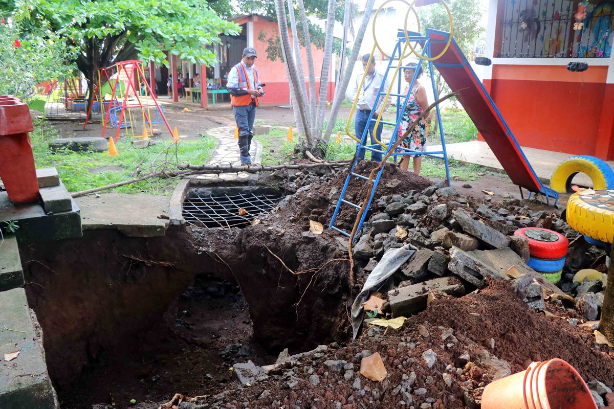 Personal de la Conred y docentes de la escuela verifican el hundimiento. (Foto Prensa Libre: Rolando Miranda)