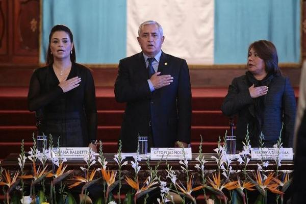 Vicepresidenta Roxana Baldetti, presidente Otto Pérez y secretaria de Transparencia, Verónica Taracena, durante el acto de presentación del informe.<br _mce_bogus="1"/>