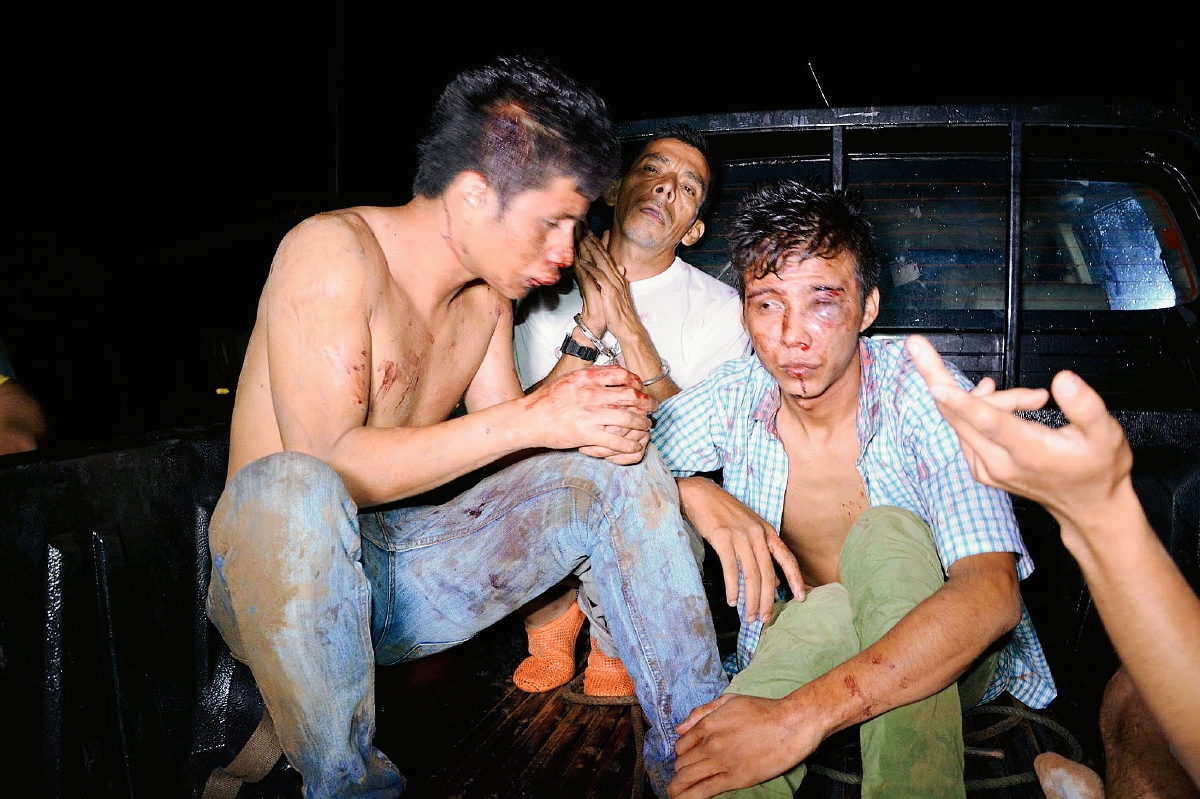 Tres de los capturados y sindicados del secuestro de una adolescente en Malacatán, San Marcos, son trasladados por la PNC. (Foto Prensa Libre: Aroldo Marroquín)