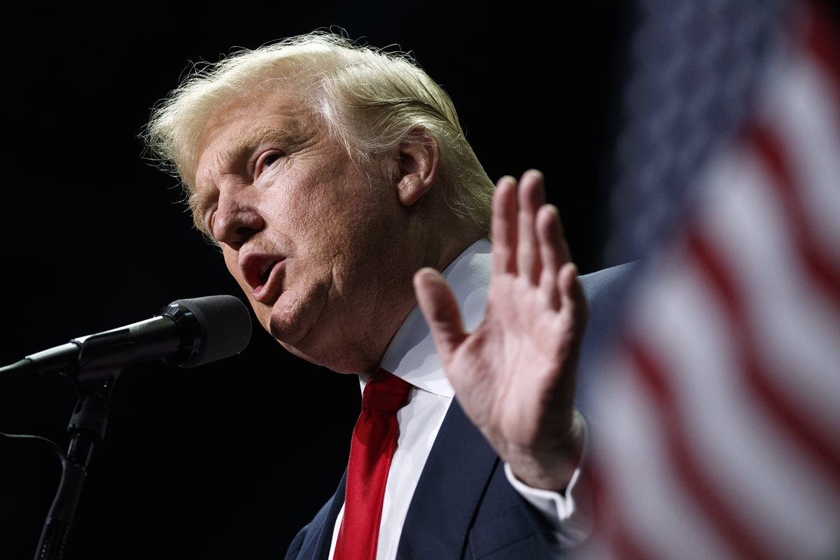 El presidente electo de EE. UU., Donald Trump, reacciona al conteo de votos. (Foto Prensa Libre: AP)