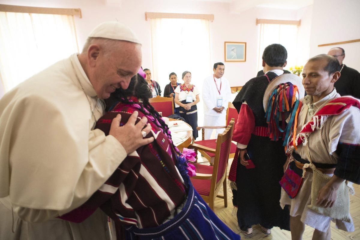 El Papa abraza a una mujer indígena en Chiapas. (Foto Prensa Libre: EFE).