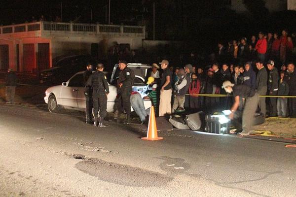 Autoridades cuando registraban el vehículo donde iba la droga, en San Francisco El Alto, Totonicapán. (Foto Prensa Libre: Édgar Domínguez)<br _mce_bogus="1"/>