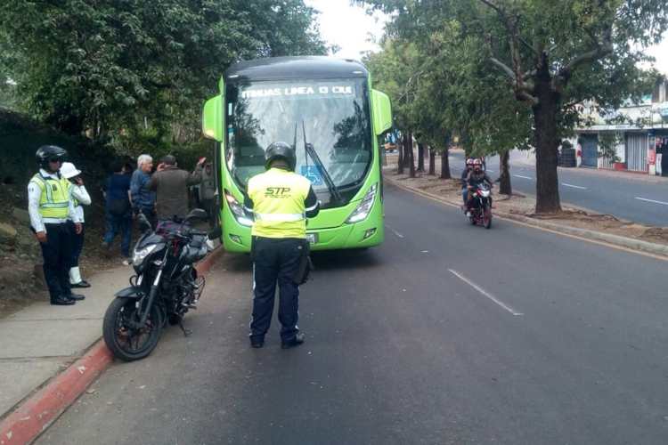 Los buses del Transmetro están custodiados por agentes de tránsito y policía municipal.