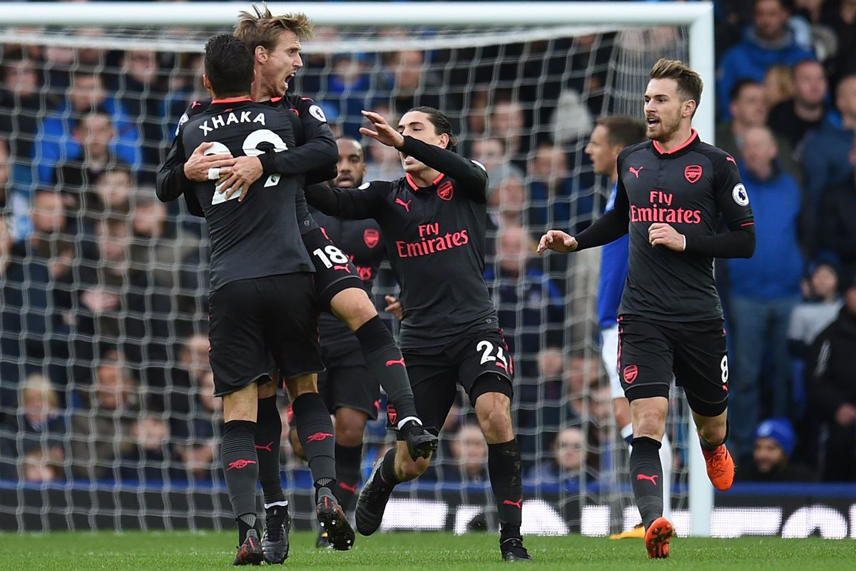 El jugador español Nacho Monreal festeja con sus compañeros luego de anotar el gol que significó el empate frente al Everton. (Foto Prensa Libre: AFP)