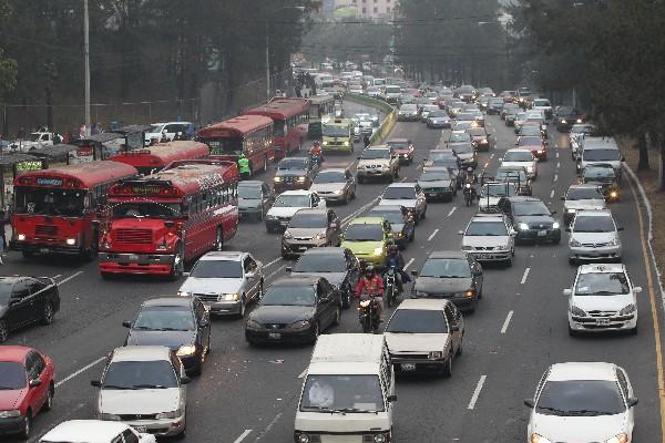 Cada año se suman hasta 100 mil nuevos vehículos al tránsito metropolitano. (Foto Prensa Libre: Hemeroteca PL)