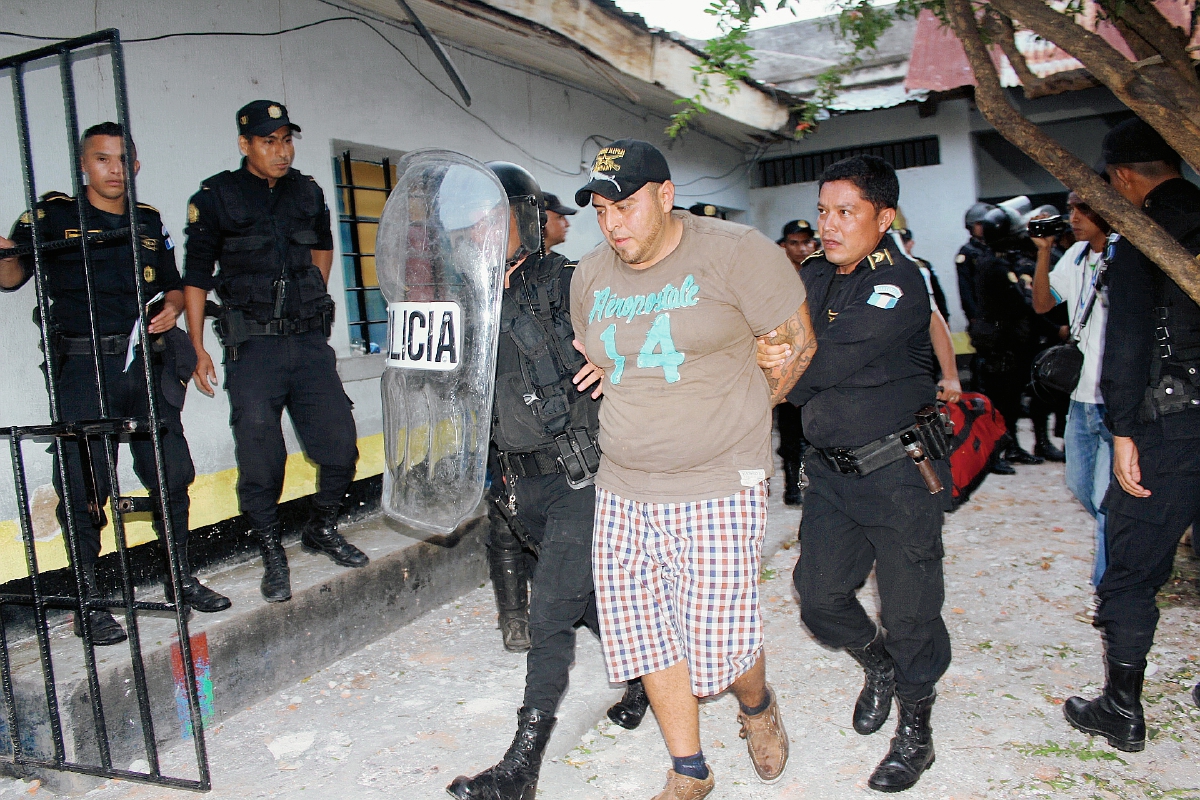 Daniel Alberto Monteros es llevado a la comisaría para ser trasladado a la Granja Penal Pavón. (Foto Prensa Libre: Óscar González)