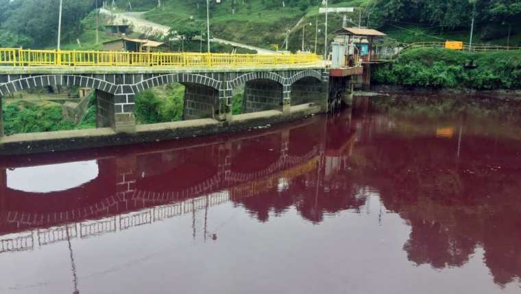 Una de las áreas contaminadas en el río Samalá, en Zunil. (Foto Prensa Libre: Carlos Ventura).