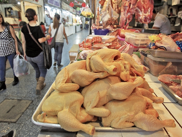 Vendedores de pollo consideran que la eliminación del arancel debería de forzar a que baje el precio del pollo amarillo nacional. (Foto Prensa Libre: Carlos Hernández)