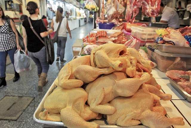 Vendedores de pollo consideran que la eliminación del arancel debería de forzar a que baje el precio del pollo amarillo nacional. (Foto Prensa Libre: Hemeroteca)