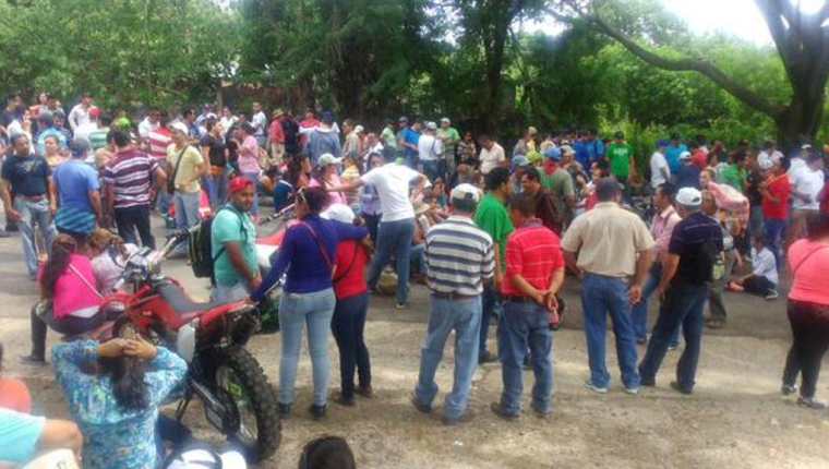 Un grupo de maestro bloquea el paso en el km 133 de la ruta Interamericana, en Asunción Mita, Jutiapa. (Foto Prensa Libre: Óscar González)