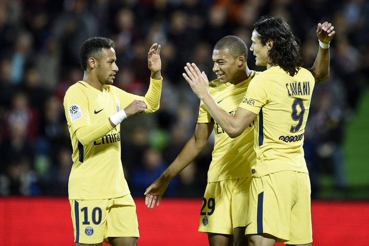 El nuevo tridente del PSG: Neymar, Mbappé y Cavani, marcaron en el triunfo contra el Metz. (Foto Prensa Libre: AFP)