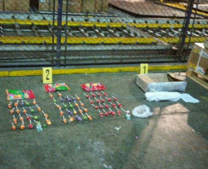 En una encomienda que llegó a las bodegas de Combex, agentes de la PNC localizaron droga en dulces. (Foto Prensa Libre: Hemeroteca PL)
