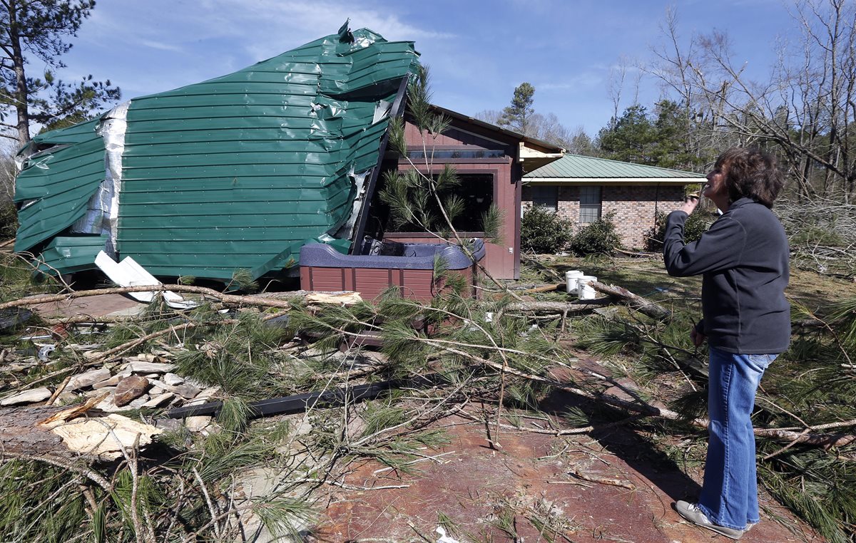Varios tornados han provocado severos daños materiales en viviendas, escuelas y negocios en Misisipi, Alabama y Luisiana. (Foto Prensa Libre: AP).