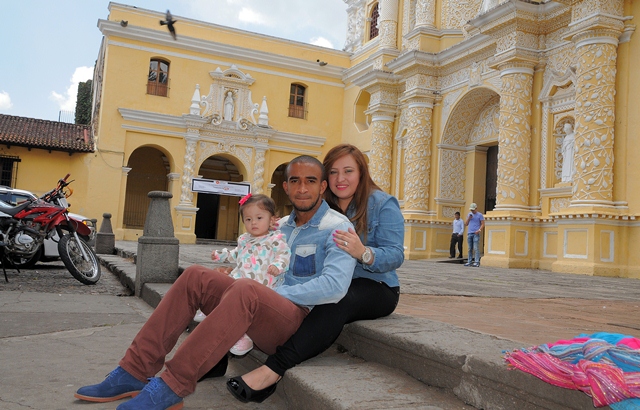 Fredy Thompson, junto a su esposa Lorena y su hija Mía. (Foto Prensa Libre: Carlos Vicente)