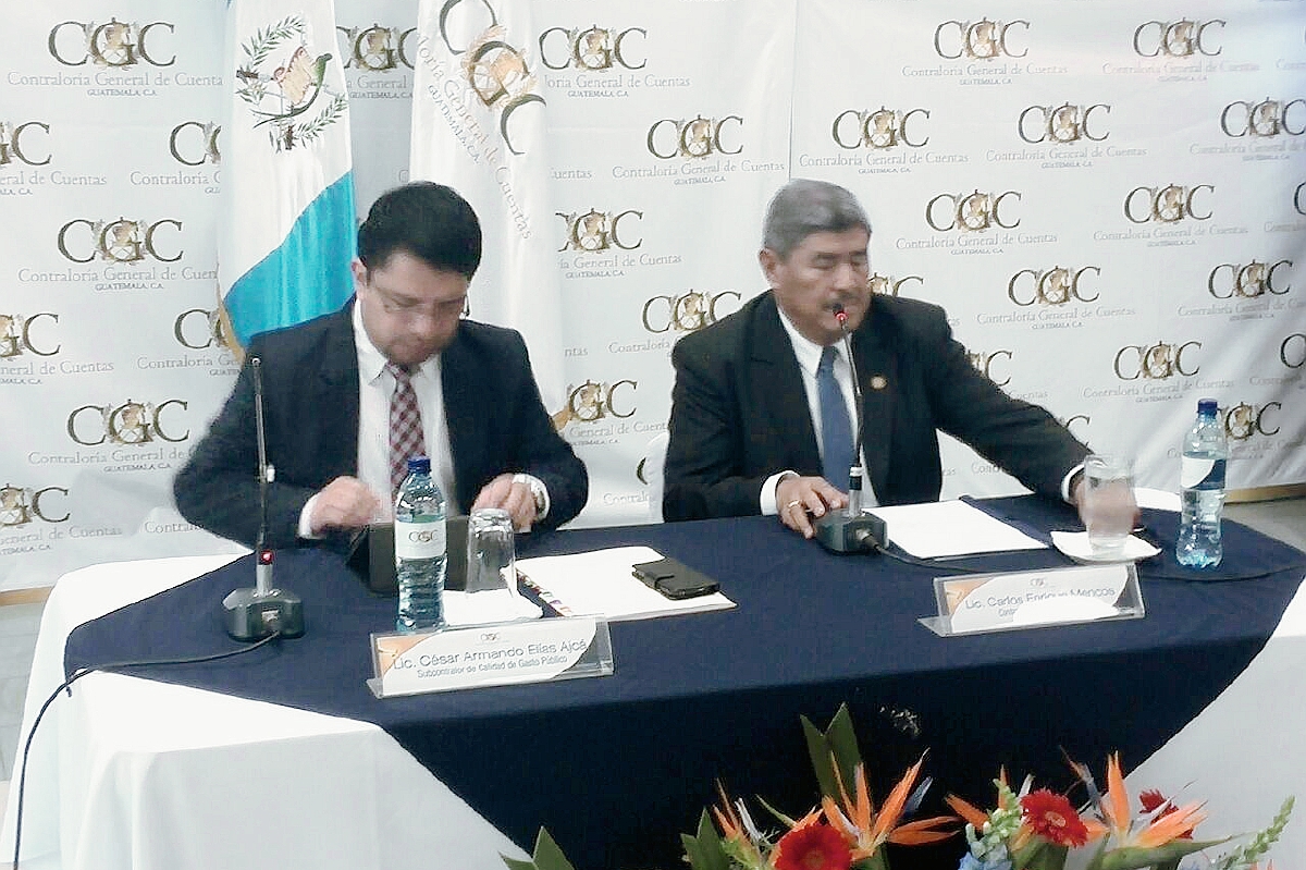 El Contralor General de Cuentas, Carlos Mencos y el subcontralor César Elías Ajcá (Foto Prensa Libre: Henry Pocasangre).
