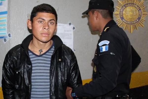 Pobladores de la aldea Sachico apresaron a Wilson Aguilar y lo entregaron a la policía. (Foto Prensa Libre: PNC)