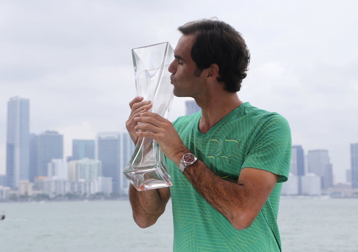 Recientemente Federer ganó por tercera vez el título en el Masters 1000 de Miami. (Foto Prensa Libre: AP).