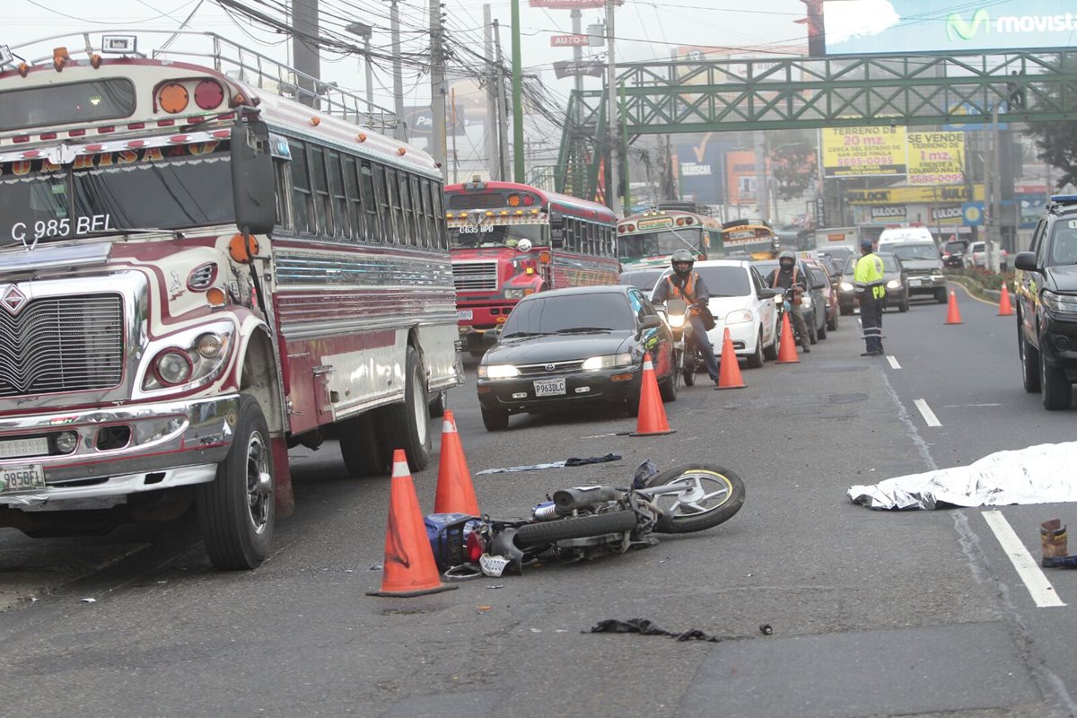 Un motorista murió atropellado en el kilómetro 14.5 de la carretera a El Salvador (Foto Prensa Libre: Erick Avila). 