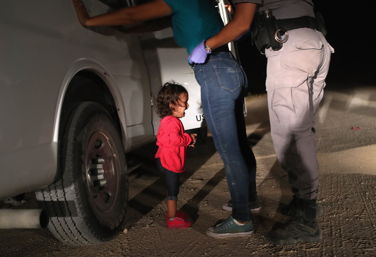 Una niña hondureña de dos años llora mientras que su madre que busca asilo es detiene cerca de la frontera de EE. UU. México. (Foto Prensa Libre:AFP).