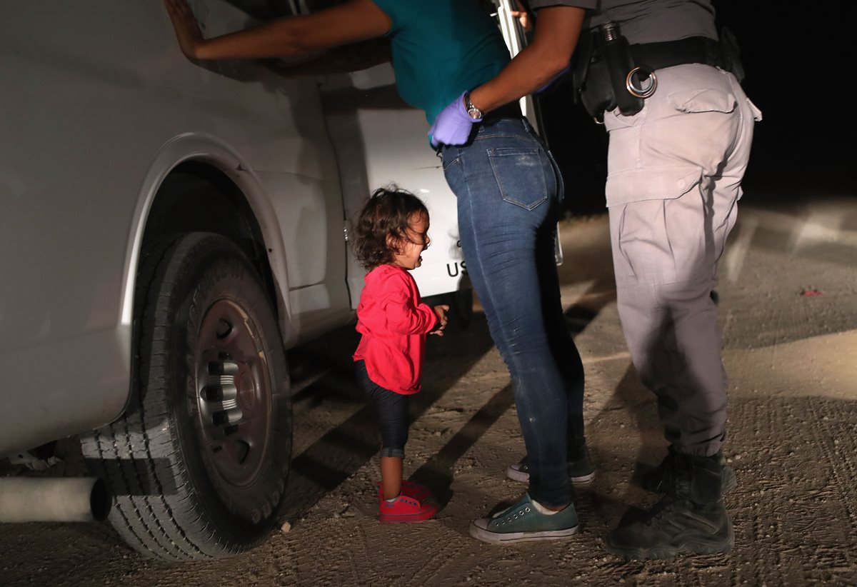 Una niña hondureña de dos años llora mientras que su madre que busca asilo es detiene cerca de la frontera de EE. UU. México. (Foto Prensa Libre:AFP).