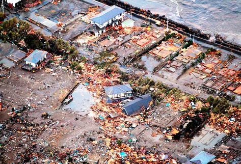 Casas destruidas en Iwaki, Japón, tras el tsunami provocado por el terremoto de 8,8 grados en la escala Richter que azotó al país. (Foto Prensa Libre: Por EFE)