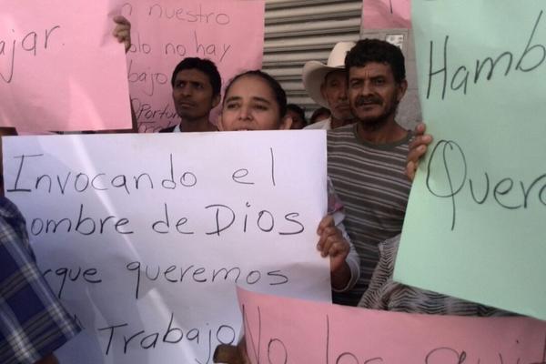 Pobladores de cuatro municipios del oriente protestan a favor del salario diferenciado de Q1 mil 500 que aprobo el Gobierno. (Foto Prensa Libre: É. Ávila)