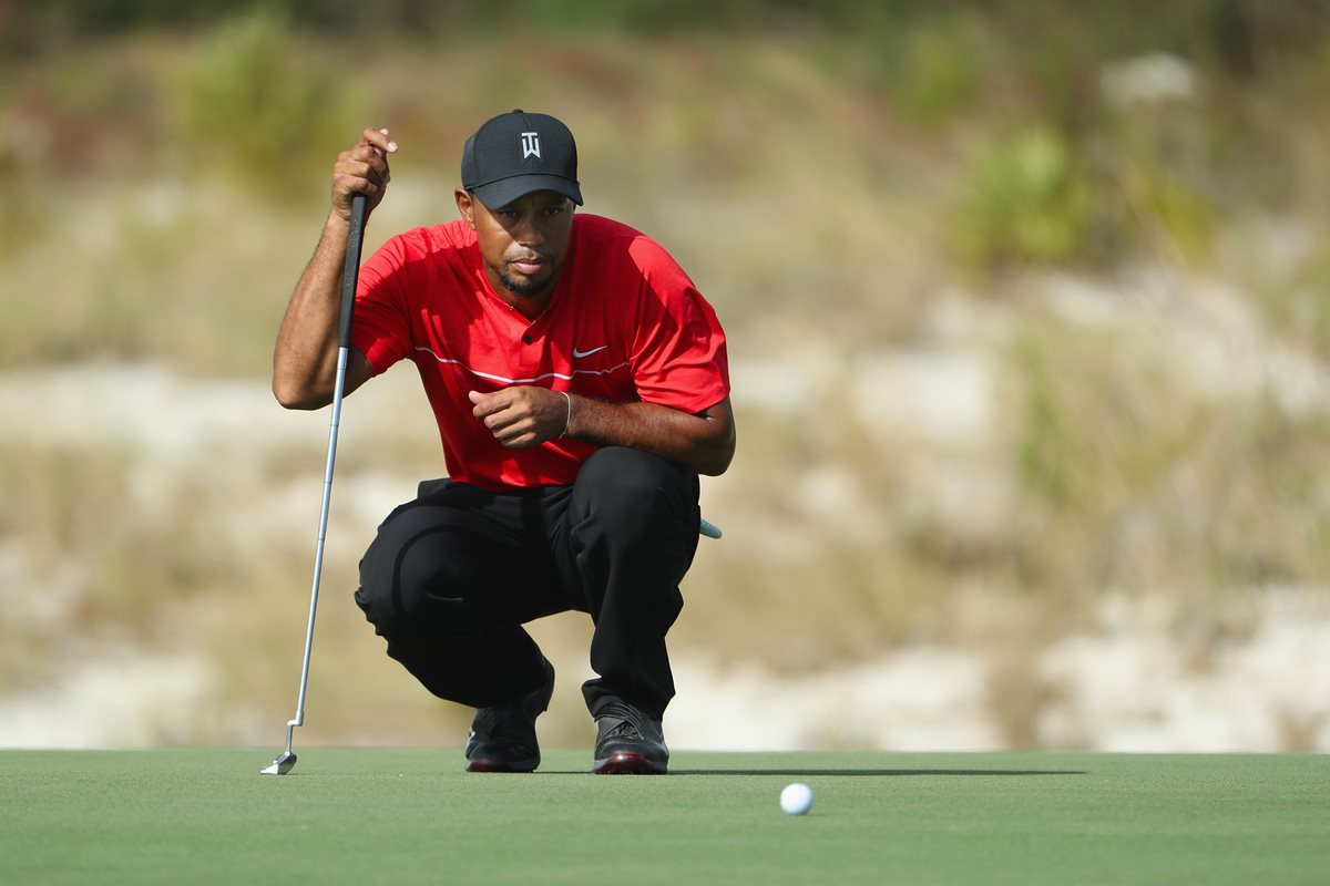 Después de quince meses de ausencia, Tiger Woods fue visto en los greens desde el jueves hasta el domingo en las Bahamas, en un torneo del PGA Tour, pero el ex número uno del mundo todavía tiene madera para recuperar su lugar en la élite mundial. (Foto Prensa Libre: AFP)