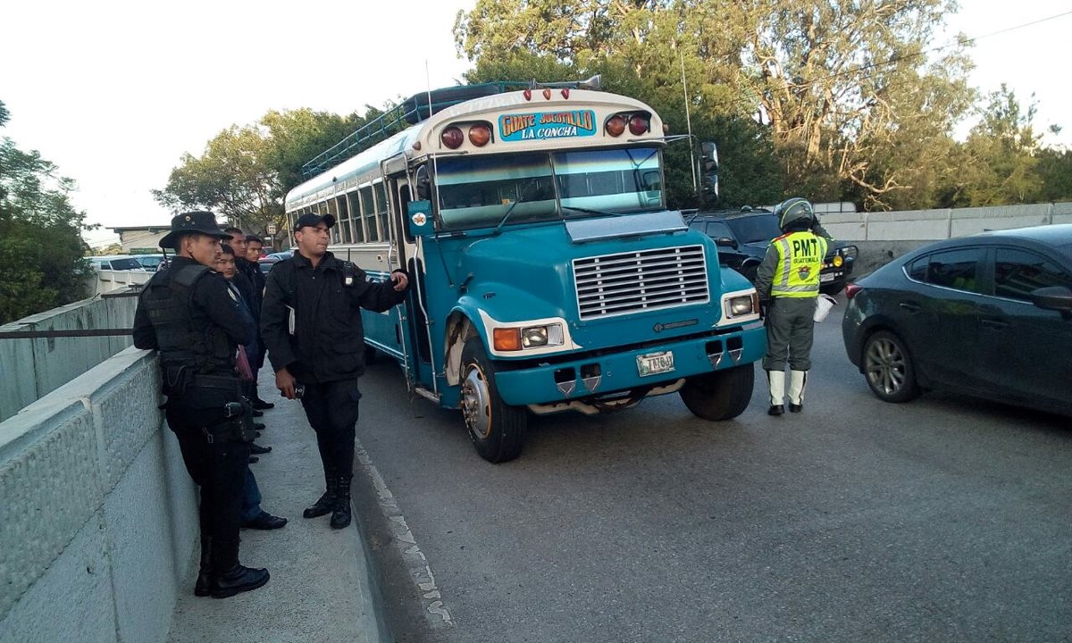 La policía identifica evidencia alrededor del bus atacado en la ruta a El Salvador. (Foto Prensa Libre: Erick Ávila)